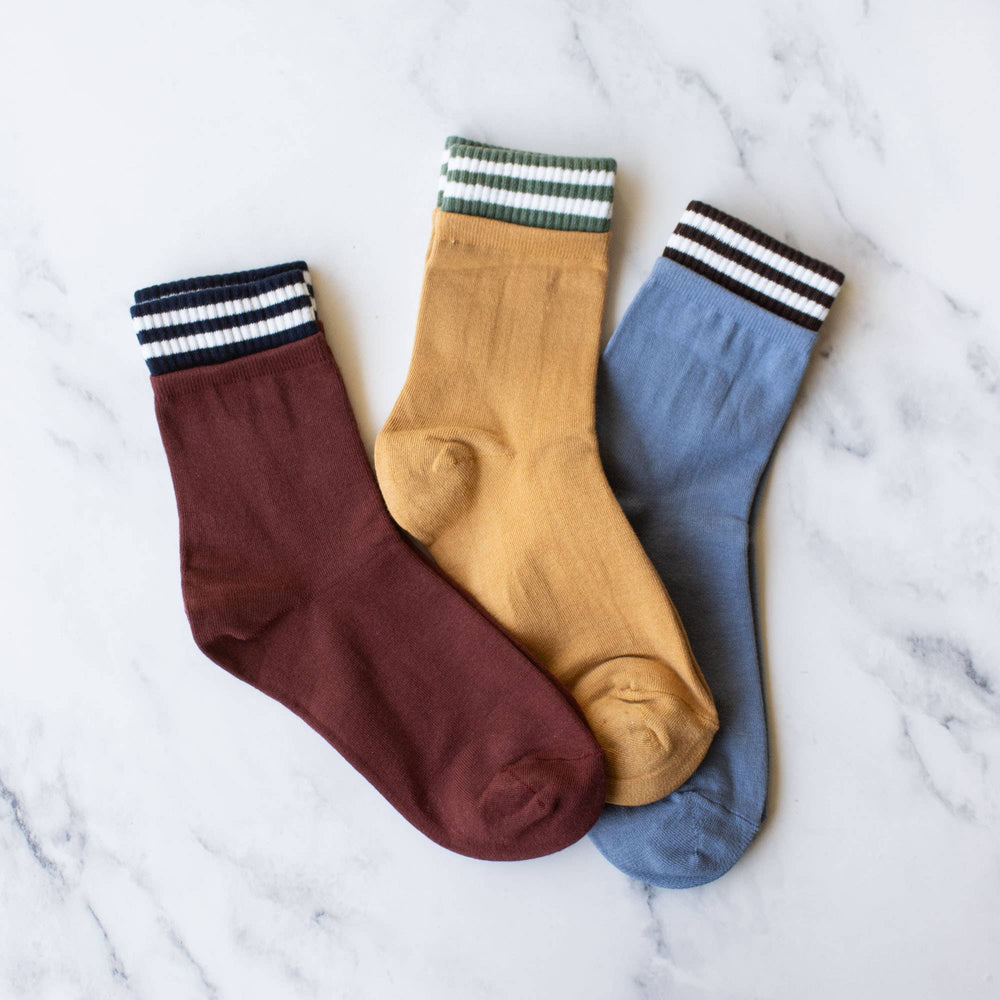 Women's Basic Line Crew Socks: Burgundy